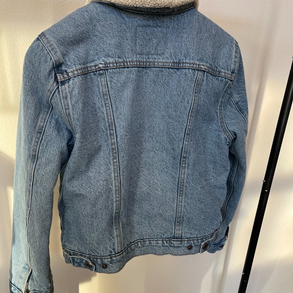 Levi's Light Denim Cream Sherpa Trucker Jacket with Button Closure, Size Medium - Picture 6 of 12